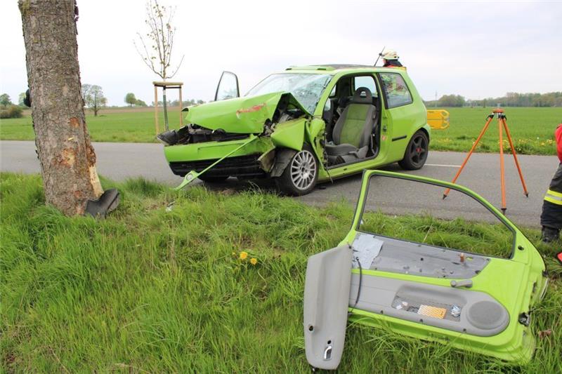 Schwerverletzter nach Unfall zwischen Ahlerstedt und Bockholt Der VW Lupo wurde bei dem Unfall total beschädigt, der Fahrer schwer verletzt. Foto: Jürgen Bockelmann