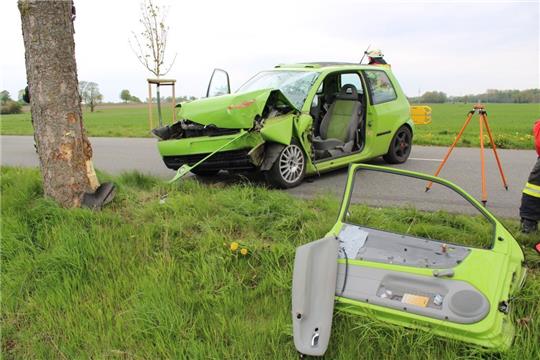 Der VW Lupo wurde bei dem Unfall total beschädigt, der Fahrer schwer verletzt. Foto: Jürgen Bockelmann