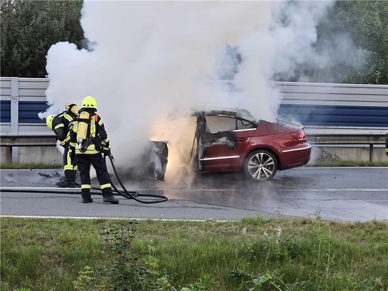 Schwere Unfälle auf A1 und A7 sorgen für lange Staus Der VW Passat CC stand bereits im Vollbrand, als die Feuerwehr den Abfahrtsbereich der A1 erreichte. Foto: Ortsfeuerwehr Sottrum