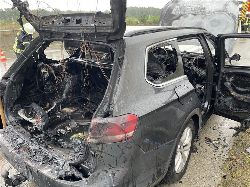 Der VW Passat ist nach dem Brand ein Totalschaden. Foto: Feuerwehren der Samtgemeinde Sittensen