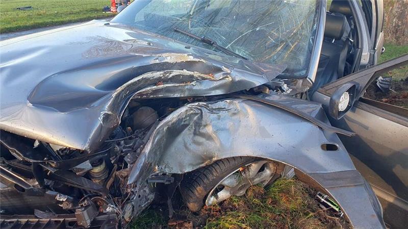 Schwerer Unfall nahe Hollenbeck: Ahlerstedter aus Auto geschleudert Der VW Passat wurde durch die Kollision total beschädigt.