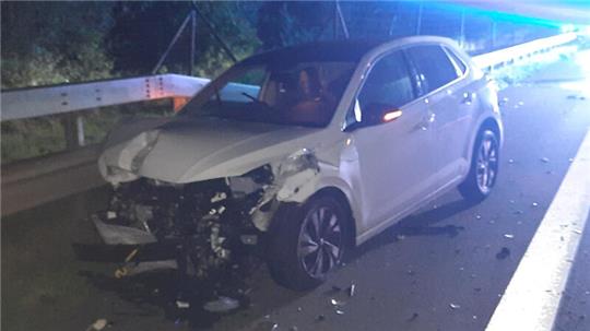 Der beschädigte Polo am Unfallort.