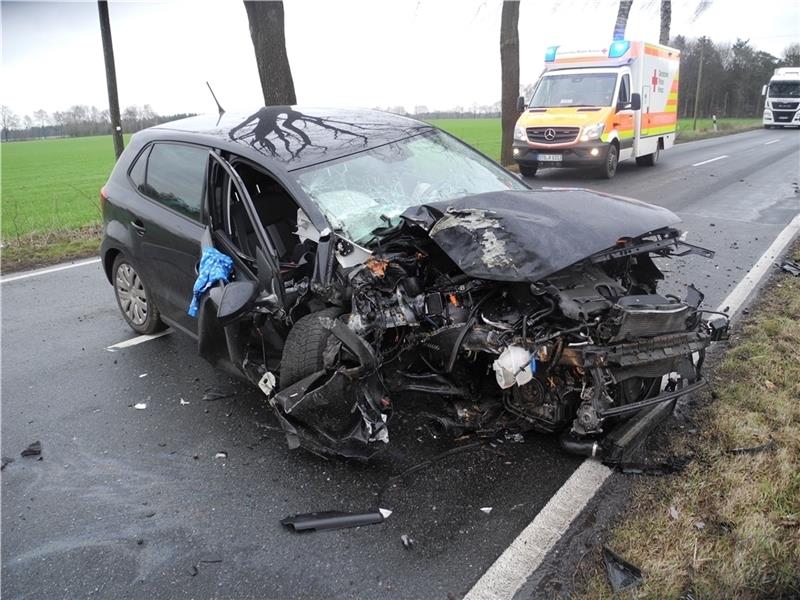 Der VW Polo erlitt nach der Kollision mit dem Baum einen Totalschaden. Foto: Polizei