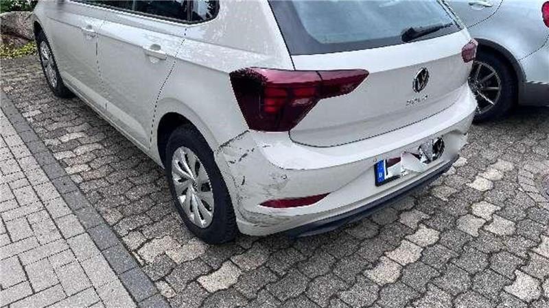 Der VW Polo ist schwer am Heck getroffen worden.