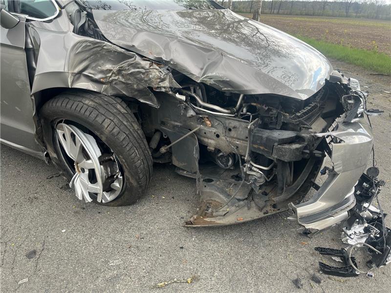 Tier auf Straße? Autofahrerin prallt auf Stader Geest gegen Baum Der VW-Sportvan prallte erst frontal gegen einen Baum und wurde dann auf die Seite geschleudert. Foto: Polizei