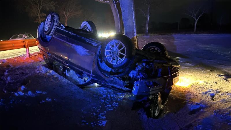 Der VW Tiguan wurde von der Straße abgedrängt und landete auf dem Dach.