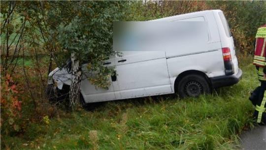 Der VW-Transporter wurde durch den Aufprall auf den Grünstreifen geschleudert.