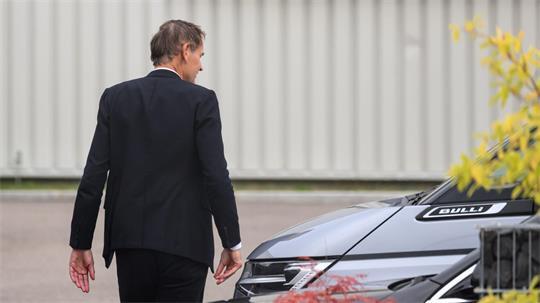 Der VW-Vorstandsvorsitzende Oliver Blume verlässt nach einer Betriebsversammlung das VW-Werk in Zwickau. 