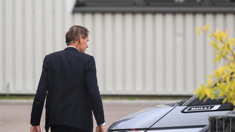 VW-Chef: Kosten zu hoch - Einschnitte im Management Der VW-Vorstandsvorsitzende Oliver Blume verlässt nach einer Betriebsversammlung das VW-Werk in Zwickau.