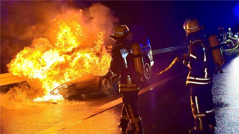 Der VW brannte vollständig aus.