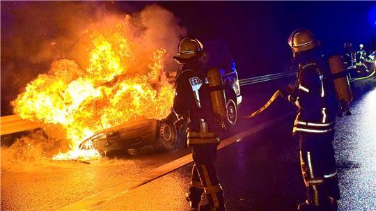 Der VW brannte vollständig aus.