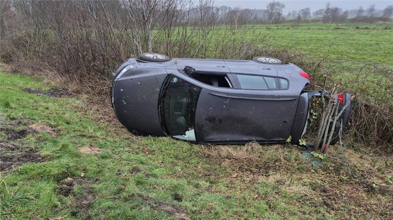 Vier Schwerverletzte nach Unfallserie im Kreis Cuxhaven Der VW eines 82-Jährigen landete neben der Autobahn.