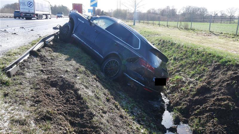 Der VW hat sich überschlagen und landete im Graben.