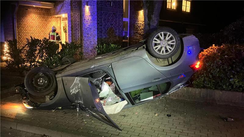 Der VW landete auf dem Dach.