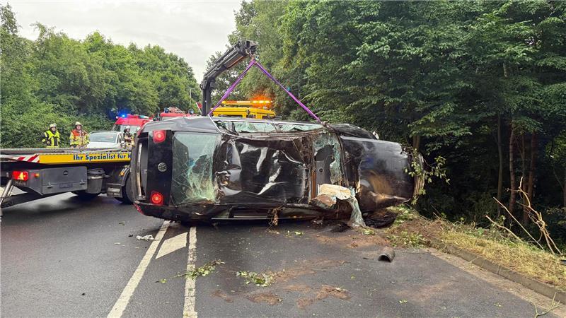 VW-Fahrer kommt in Buxtehude von der Straße ab – Fünf Verletzte Der VW musste abgeschleppt werden.