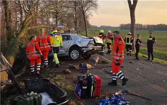 Der VW prallte zwischen Rosebruch und Bellen gegen einen Baum.