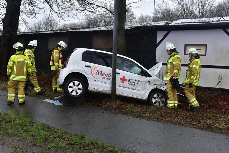 Schwerverletzte bei Verkehrsunfall auf B 74 in Stade-Wiepenkathen Der VW up ist gegen einen Baum geprallt. Feuerwehrleute und Notfallsanitäter haben die Unfallfahrerin befreit. Fotos: Beneke