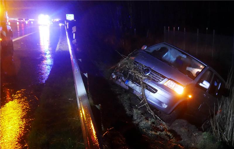 Fahrer war betrunken – Drei Schwerverletzte bei Unfall auf A1 Der Van wurde durch den Zusammenstoß in den Seitenraum geschleudert. Foto: Polizeiinspektion Rotenburg