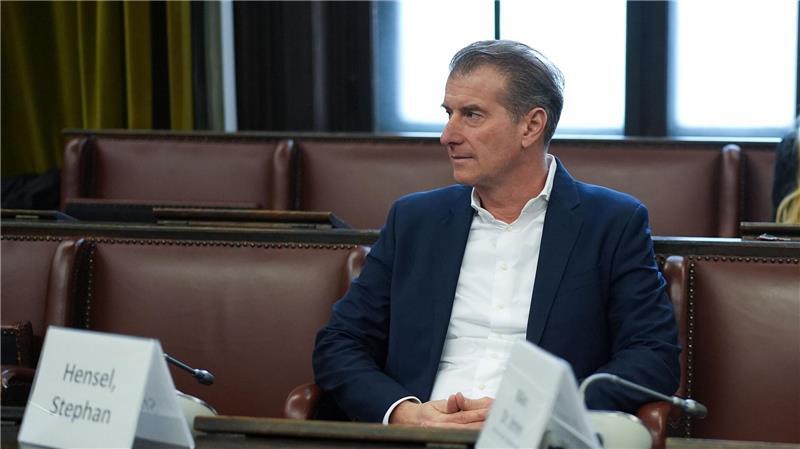 Der Vater der Block-Kinder, Stephan Hensel, nimmt als Nebenkläger am Prozess gegen seine Ex-Frau teil.