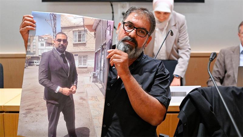 Zugbegleiter zu Tode geprügelt - Urteil fällt Der Vater des getöteten Zugbegleiters war auch beim Prozess dabei - Serkan calars Tod habe in der Familie „eine Lücke gerissen“, hieß es. (Archivbild)