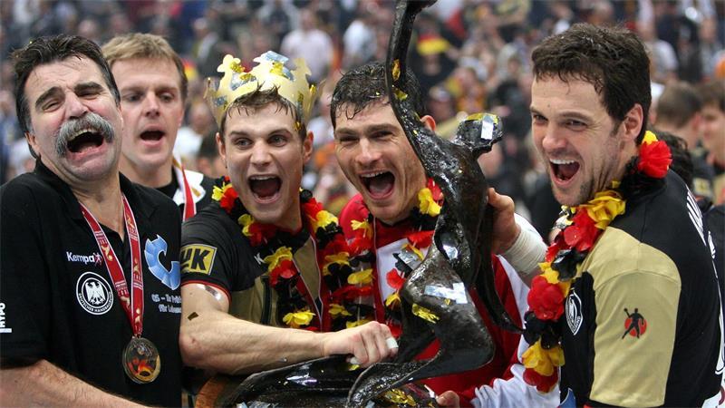 Der Papa als Vorbild: Mika Baur und der eigene „Fußabdruck“ Der Vater hat das Höchste gereicht: Handball-Weltmeister Markus Baur (r) 2007.