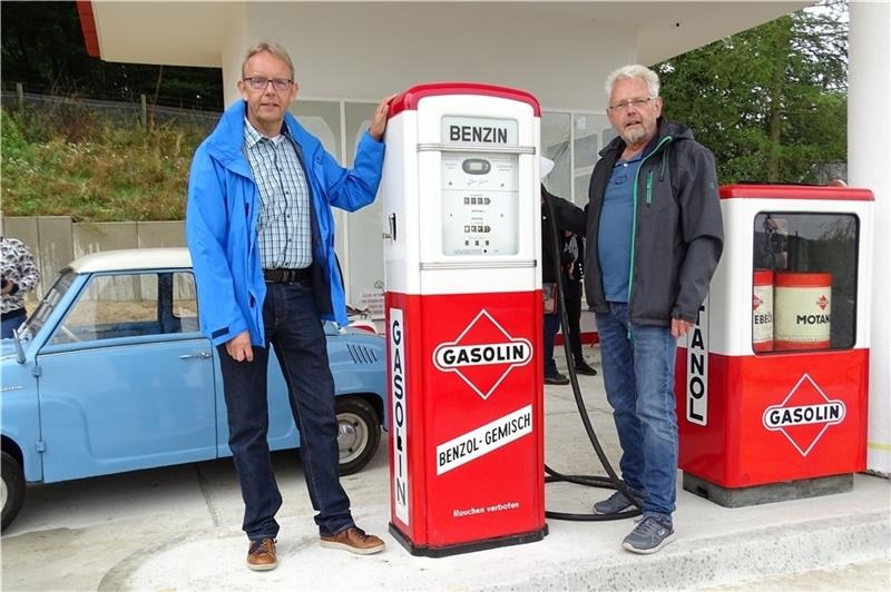 Der Vater von Horst (links) und Klaus Mehrtens hat die Tankstelle in Stade gebaut und bis 1984 betrieben. Jetzt steht sie im Museum. Fotos: Lepél