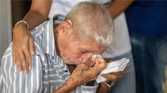 Der Vater von Luis Díaz mit Tränen in den Augen, nachdem er die Nachricht erhalten hat, dass er von seinen Entführern freigelassen wird.