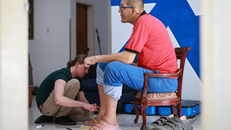 Der Venezolaner Jeison Rodriguez (r) benötigt Schuhgröße 70.