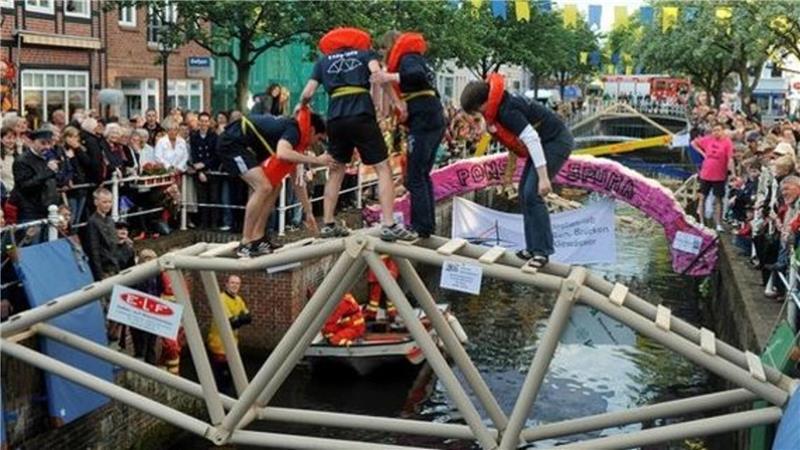 Der Veranstaltungsort Westfleth mitten in Buxtehude wurde für den Bau der „Sommerbrücken“ gewählt, um viel Publikum zu erreichen.