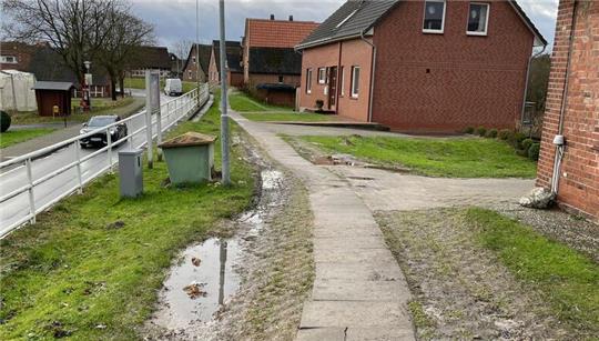 Der Verband appelliert an Anwohner und Ausflügler, keine Pkw auf durchweichten Deichen abzustellen.