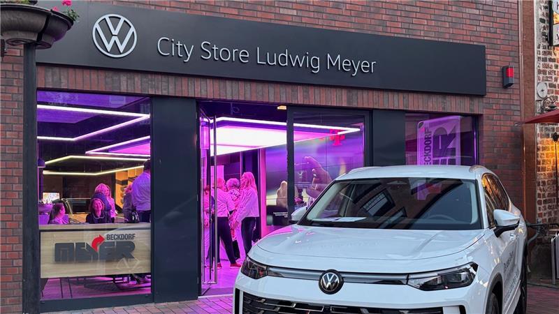 Der Verband der Unternehmerinnen (VdU) nutzt den VW City Store am Abend als Veranstaltungsort seines Treffens. Aus diesem Anlass durfte ein fahrzeug ausnahmsweise mit Genehmigung der Stadt vor dem Ladengeschäft stehen.
