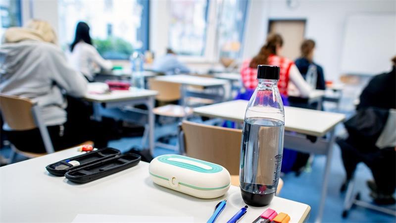 Der Verband fordert unter anderem eine Personalversorgung von mindestens 110 Prozent, mehr Zeit für Schulleitungsaufgaben, multiprofessionelle Teams und Verwaltungsassistenzen. (Symbolbild)