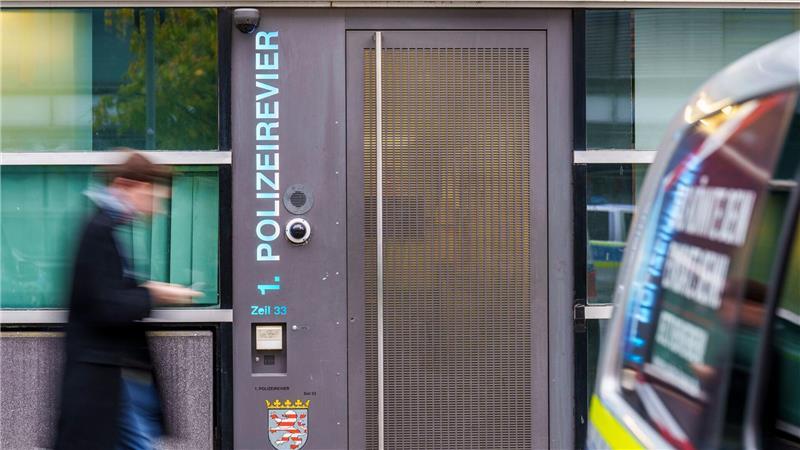 Der Verdacht gefährde das Ansehen der Polizei, sagt der Frankfurter Polizeipräsident.