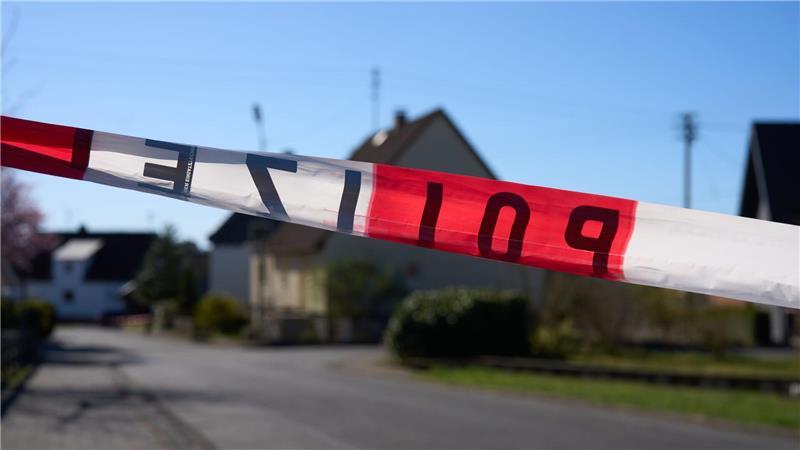 Der Verdächtige ist noch auf der Flucht.