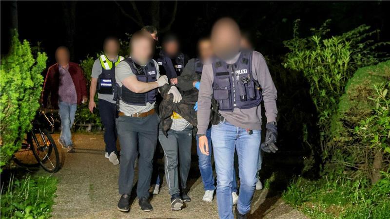 Der Verdächtige unmittelbar nach seiner Festnahme. (Archivbild)