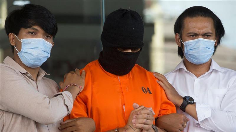 Bali: Australier droht wegen Kokainbesitzes die Todesstrafe Der Verdächtige wurde in einem orangen Sträflingsanzug der Presse vorgeführt.