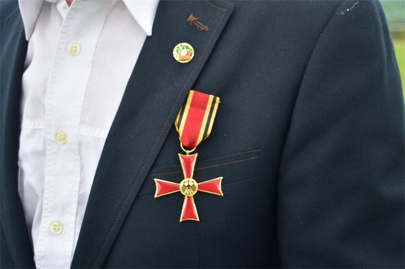 Wenn er schoss, zitterte der Gegner: Vier Anekdoten über eine Mulsum-Legende Der Verdienstorden der Bundesrepublik Deutschland ist in acht Stufen unterteilt: Das Verdienstkreuz am Bande von Heino Dieckmann gehört zu den untersten und am häufigsten verliehenen Stufen. Getragen wird es an der linken Brust.