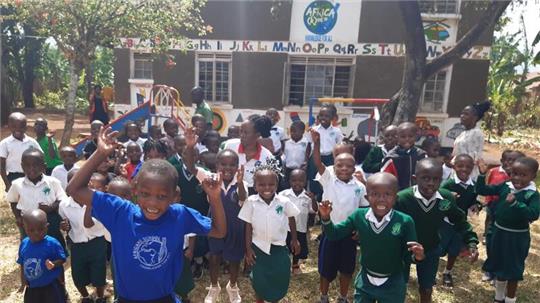 Der Verein „Africa (k)now“ will in Mbale in Uganda eine neue Schule bauen. Die Vorfreude bei den Schülern der vereinseigenen Schule Africare ist groß.