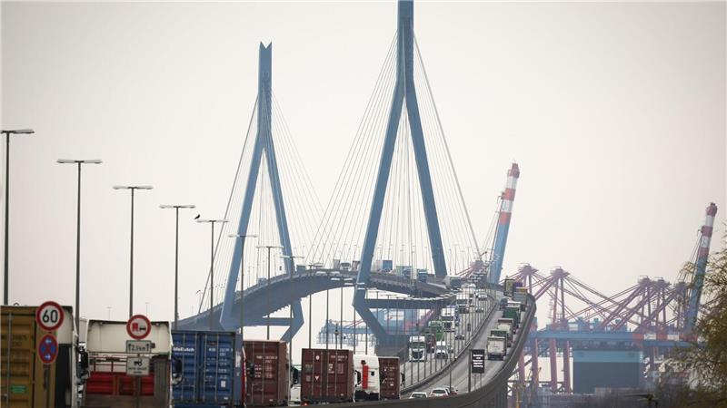 Der Verein Hamburger Spediteure kritisiert die Planungszeiten für den Ersatzbau der Köhlbrandbrücke im Hafen scharf. (Archivbild)