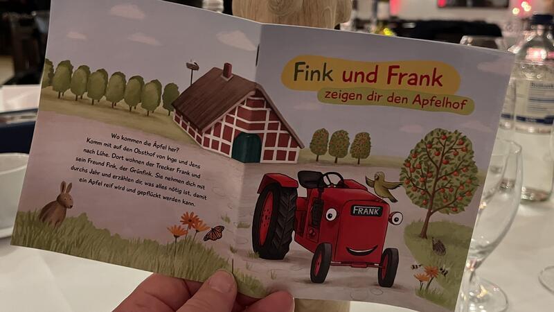 Wechsel an der Spitze des Obstbauversuchsrings: Das ist Jens Stechmanns Nachfolger Der Verein Obstbauschule und der OVR legten zum Abschied ein Pixi-Buch auf. Kinder sollen das Obstjahr auf dem Hof Stechmann in Lühe kennenlernen können, es soll in Kitas und Grundschulen verteilt werden.