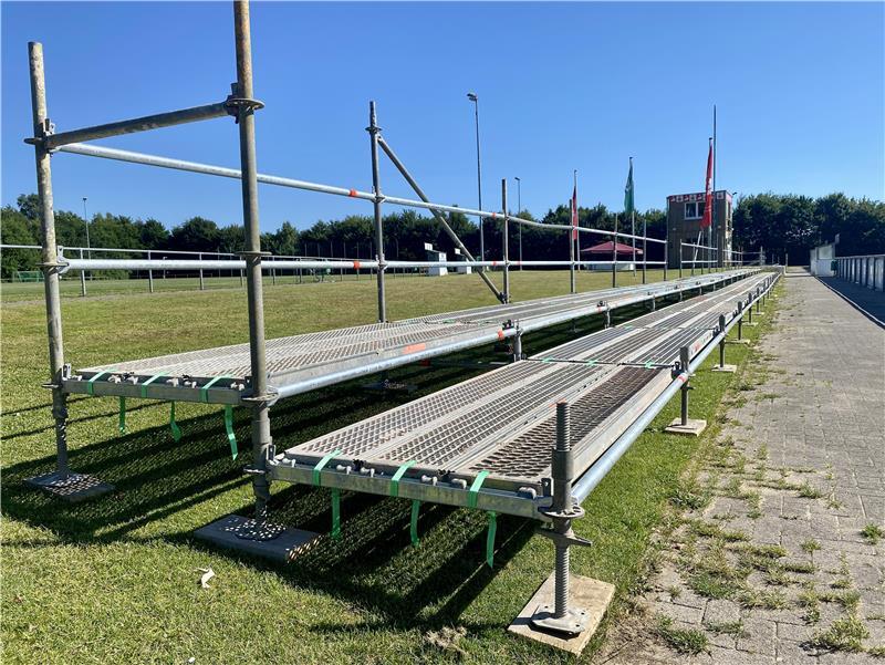 Der Verein lässt auf der Gegengeraden Stehtraversen errichten.
