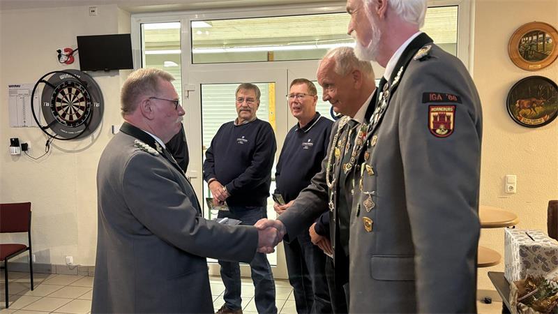 Der Vereinsvorsitzende Wilfried Peters (links) bedankt sich bei den fleißigen Helfern wie seinem „Bauleiter“ Arnold Ahrens.