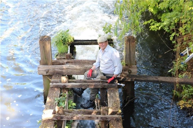 Der Vereinvorsitzende Manfred Krauß bei einem Arbeitseinsatz des Vereins auf der alten Fischtreppe beim Mühlenteich . Fotos: Richter