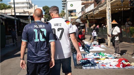 Der Verkauf gefälschter Trikots findet in Urlaubsregionen vielfach auf offener Straße statt.
