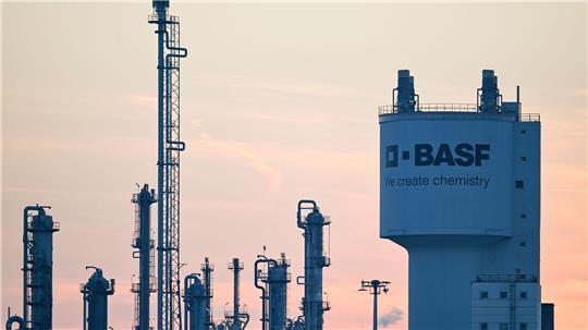 Der Verkauf soll im zweiten Quartal des kommenden Jahres abgeschlossen sein und spült BASF vor Steuern 5,8 Milliarden Euro in die Kasse. (Archivbild)