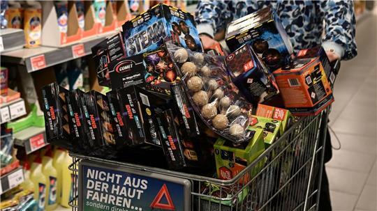 Der Verkauf von Silvester-Feuerwerkskörpern ist wieder erlaubt - die ersten Kunden stürmten schon um Mitternacht die Geschäfte. 