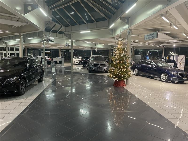 Der Verkaufsraum von Sternpartner Tesmer in Buxtehude zeigt das Dilemma der Branche: Wo üblicherweise viele Neuwagen stehen, ist das Bild jetzt sehr übersichtlich. Auch bei Mercedes sind die Lieferfristen für Neuwagen lang. Für gängige Type