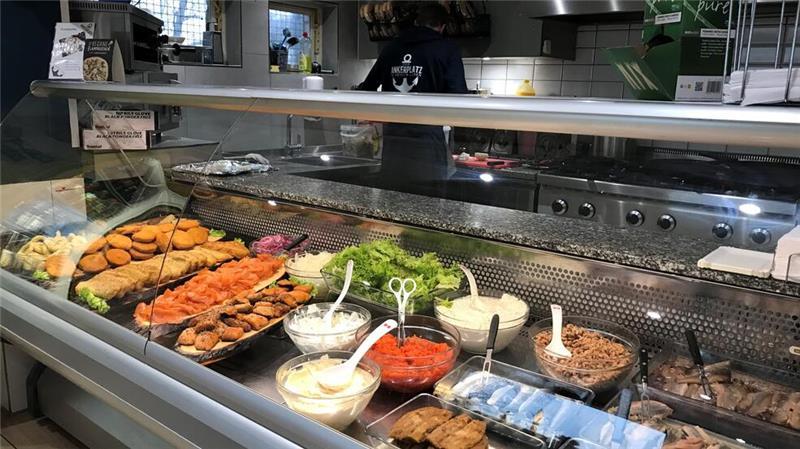Der Verkaufstresen bietet weit mehr als Fischbrötchen und Backfisch.