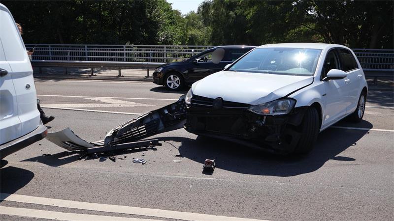 Zwei Verletzte nach Unfall am Buxtehuder Ellerbruchtunnel Der Verkehr am Ellerbruchtunnel in Richtung Süden musste umgeleitet werden.