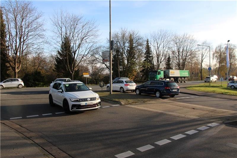 Der Verkehr an der Kreuzung Harburger Straße fließt zurzeit nicht gut. Ein Kreisverkehr soll die Situation ab 2021 verbessern. Foto: Richter